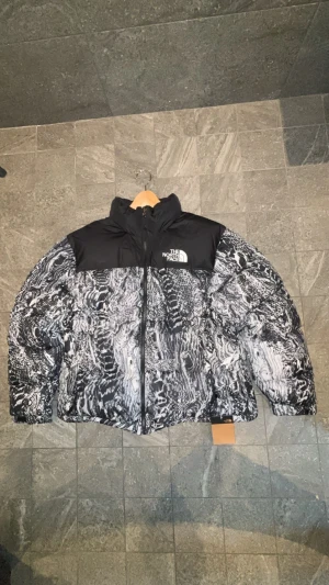 North face 1996 retro tnf Nuptse - Säljer min north face tnf nuptse black Wood som köptes förra året i Oslo. Helt ny har har bara testats inomhus. Kan mötas i Stockholm eller frakt. STORLEK L . Nypris på den 4000kr självklart äkta