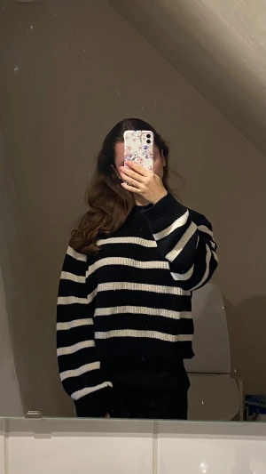 H&M tröja - Superfin vitsvart randig tröja från H&M i fint skick!❤️ Skriv vid frågor eller för fler bilder🥰