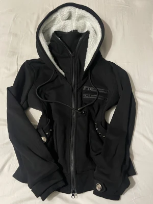 y2k jacka - Helt ny, oanvänd!! Super cool och snygg. Skulle säga att den passar xs/s