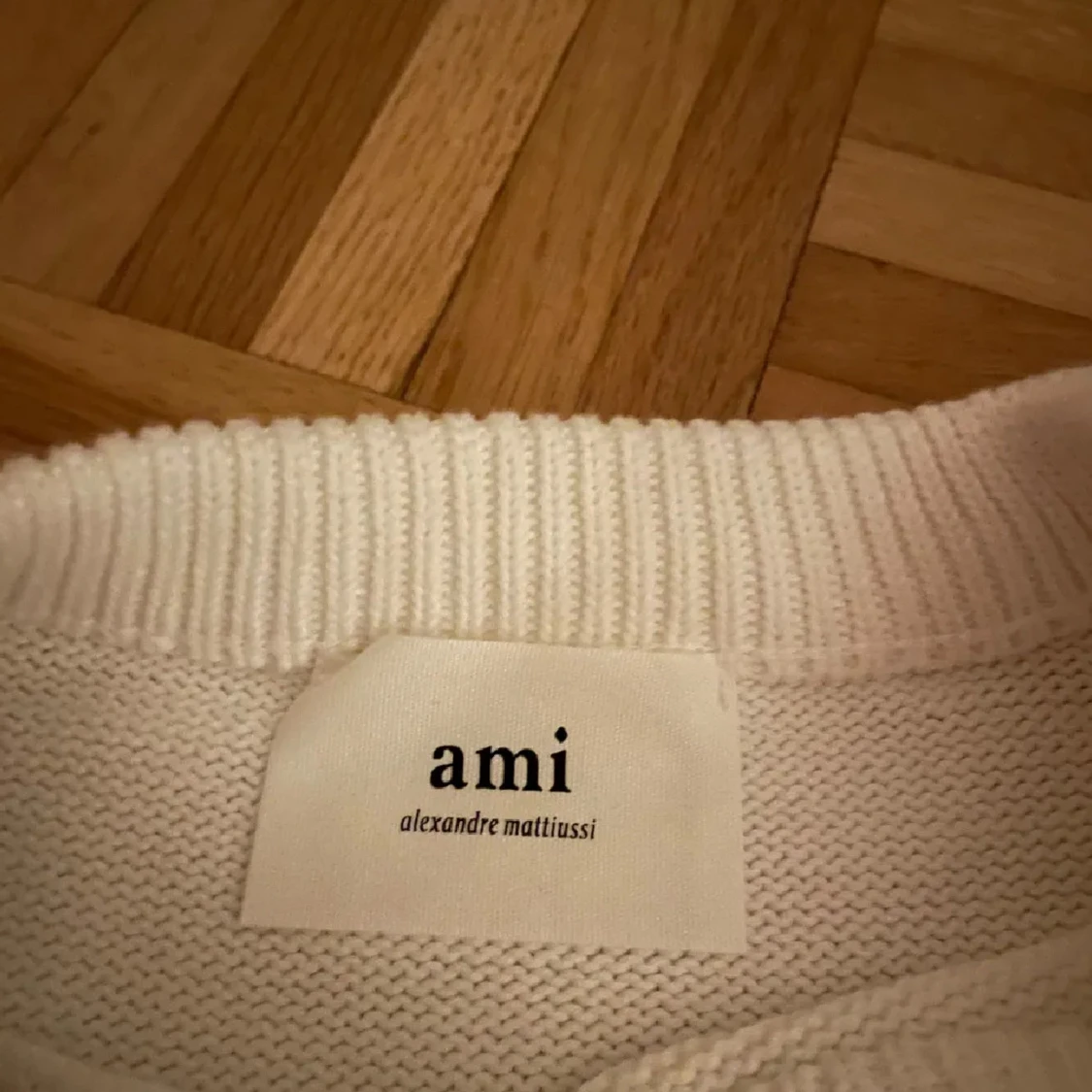 Vit stickad tröja med rött hjärta från Ami - 3