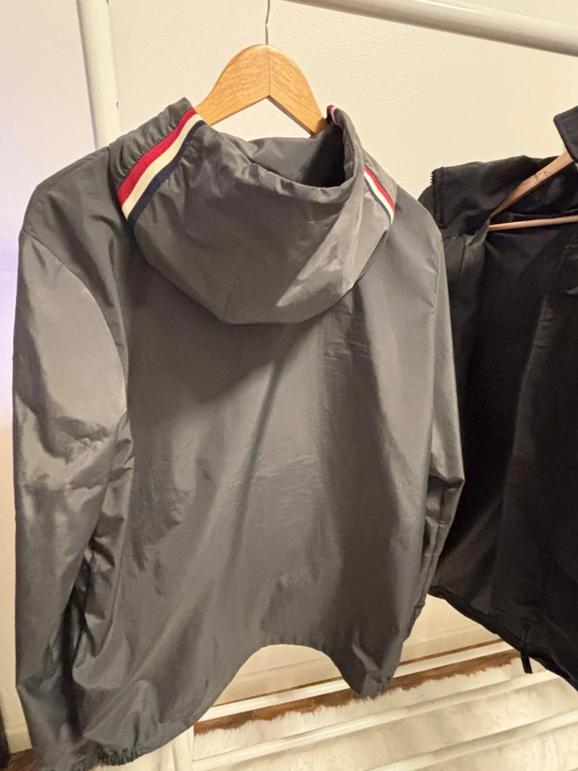 Grå vindjacka med huva och ränder - 3