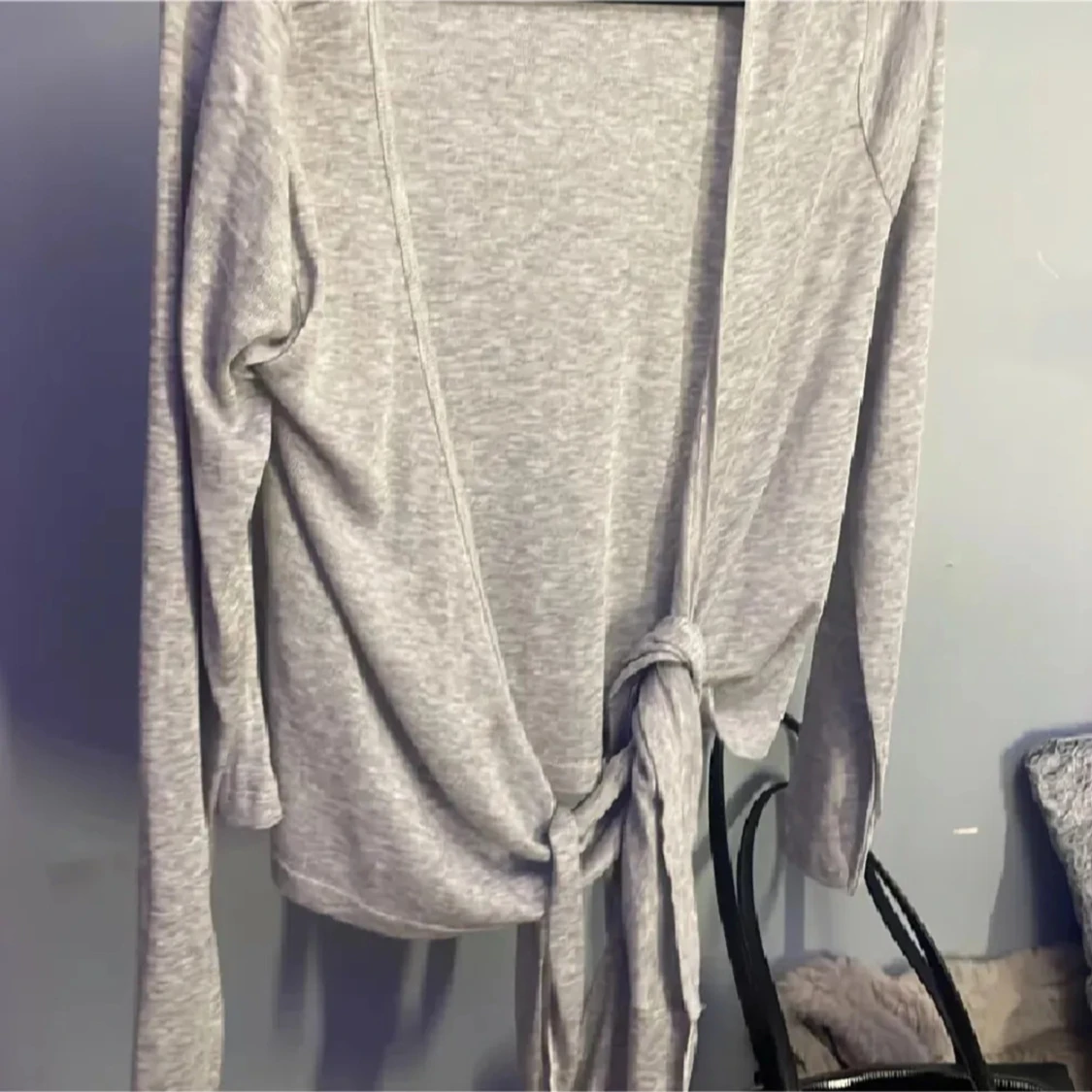 Grå omlottkofta med knytband - 2