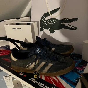 Adidas Gazelle - Köpte i Bryssel/belgien flygplats i OLNY AT JD för 220euros kanske har kvitto. Kom gärna med prisförslag 