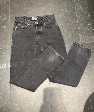 Lågmidjade svarta raka jeans från 157  - Snygga svarta jeans i storlek xxs från 157 modell ICON med klassisk femficksmodell och raka ben samt låg midja. Jeansen har en mörk tvätt och tydliga sömmar, perfekt för en clean och stilren look. Materialet är jeans och passformen är normal. Använda ett fåtal gånger så bra kvalité, säljer pga att det inte är min stil.☺️