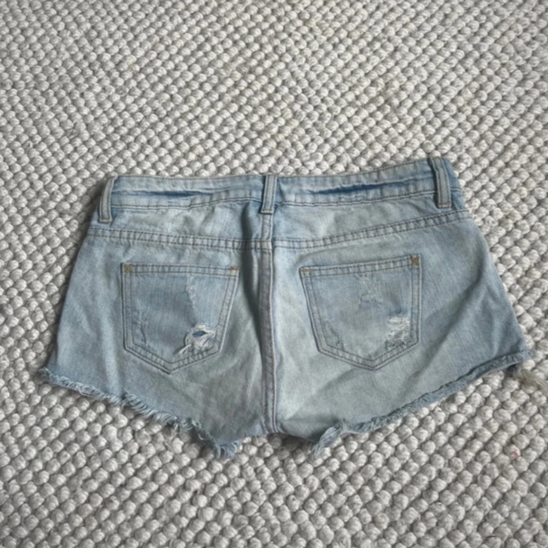 Ljusblå slitna jeansshorts - 1