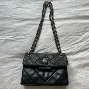 Svart quiltad axelväska Kurt Geiger - Snygg svart axelväska från Kurt Geiger med quiltad design. Köpt 2023 men fortfarande bra skick. Pris kan diskuteras. 