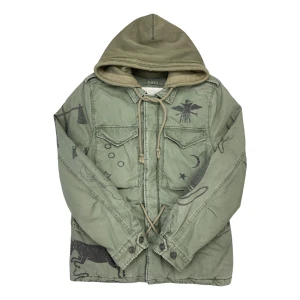 Ralph lauren jacka - En otroligt fet och unik raffe jacka som är perfekt t kommande säsong😎🥶Olivgrön färg med sjuuuka detaljer, storlek M o i jätte bra skick. Köpbekräftelse från Vestiare finns! Nypris på denna ligger på nästan 6 lax! Mitt pris är 2499 kr✌️ 