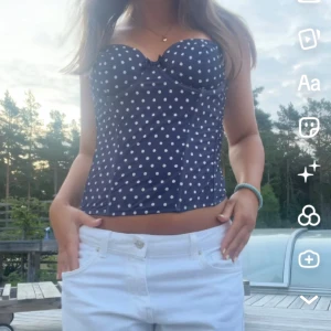 Korsett topp🤍 - Så fin och trendig korsett topp, står nån större storlek men passar mig bra som brukar ha S/m!💕