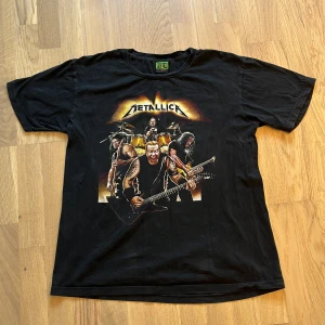 Metallica tisha - band tröja, från big toe, 100% bomull, passar mer som L, lite defekter men inget märkvärdigt 