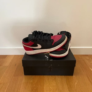 Air Jordan 1 - Svart/Röd/Vit - 👟 Air Jordan 1 – Svart/Röd/Vit Storlek: 40  ✅ Skorna är i väldigt bra skick, sparsamt använda. ✅ Inga större skador eller slit, fräscha sulor. 📦 Originalbox ingår (lite sliten, se bild).  Perfekta för dig som vill ha ett par klassiska och trendiga sneakers som passar till allt!  💸 Skriv vid intresse – snabb affär & snabb frakt! 
