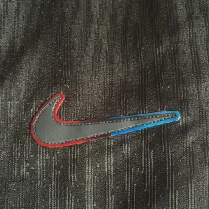FC Barcelona svart Nike matchtröja M.  - Snygg svart FC Barcelona fotbollströja från Nike med Dri-Fit ADV-teknologi. Tröjan har klubbmärke och Nike-logga i svart med röd och blå kant, samt Spotify som sponsor på bröstet. Sidorna har röda och blå paneler för extra stil. Perfekt för dig som älskar Barca. Den är riktigt. Köpte för 1799.