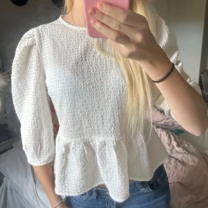 Vit strukturerad blus med volang - Säljer denna söta blus ifrån Only! Perfekt för både fest, och till vardags 🌸🌸