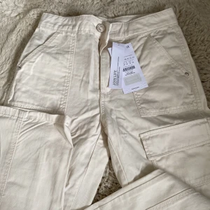 Beiga cargopants från Bershka - Helt oanvända. Lappen kvar.