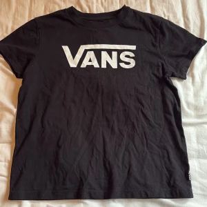 Svart T-shirt från Vans - Jag säljer min svart T-shirt från Vans. Denna kommer inte till användning längre därför säljer jag den. Knappt använd. Storlek medium barn men typ storlek XS.