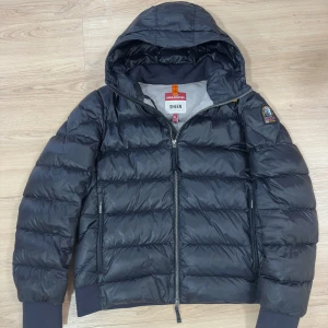 Parajumpers Sheen Pharrell Vinterjacka Svart XL Herr - Parajumpers vinterjacka i svart, storlek XL, avsedd för herrar. Jackan har använts under två vintrar.  Tillverkad i ett lätt och varmt material med dunfyllning.  Kvitto finns, äkthetsintyg från Parajumpers finns.  Passar för personer som är 185–195 cm långa (själv är jag 195 cm)