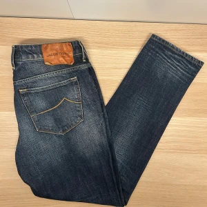 Jacob Cohën Premium Jeans | W32 - Tvärfeta cohen jeans i deras premium linje | Modell: premium | W32 | Defekter: Nej, sliten back patch | Midja: 80 cm | Innerben: 75 cm | Ytterben: 96,5 cm | Måttavvikelser +-1 cm | Modellen är 175 cm och väger 70 kg | Vänligen kontrollera mått innan köp🤗 | Tveka inte att kontakta mig vid övriga frågor😁!
