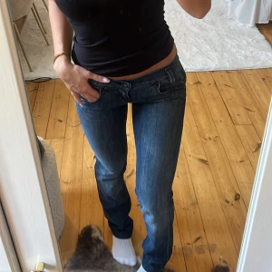Low waist jeans  - Superlåga vintage jeans från lee, superfint skick, knappt använda, storlek W26 L33 men skulle söka att dom är små i storleken då jag brukar ha storlek 24/32, jag är 163