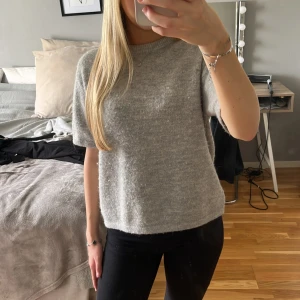 Grå stickad tröja från Gina Tricot - Mysig grå stickad tröja från Gina i storlek 158/164💕lite smink på halsen men går bort i tvätten