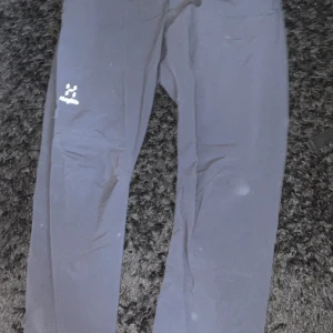 Svarta friluftsbyxor från Haglöfs M - Säljer ett par svarta friluftsbyxor från Haglöfs i storlek M. Byxorna har en stilren design med diskret logga på låret och är tillverkade i ett slitstarkt syntetmaterial som passar perfekt för utomhusaktiviteter och äventyr. Finns ett väldigt litet hål som knappt syns!