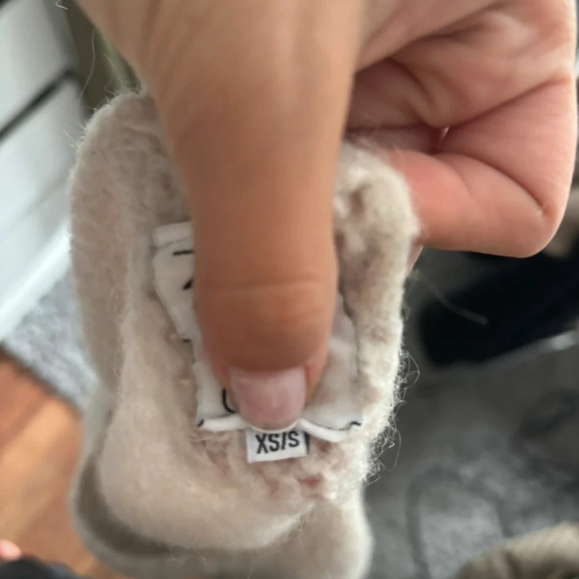 Beige stickad tröja med v-ringning - 3