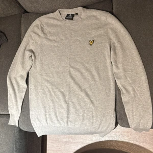 Grå  sweatshirt från Lyle & Scott - Grå Sweatshirt från Lyle & Scott. Knappt använd men väldigt skön. Skriv vid frågor eller för att diskutera pris.