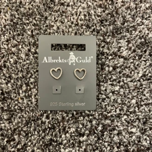 Albrekts guld örhängen  - Super fina albrekts guld örhängen med hjärtan. Dem är aldrig använda. Ny pris 150kr 