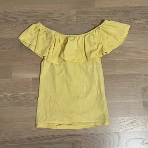 Off shoulder topp - Sjukt gullig off shoulder topp med fina volanger, i fin ful färg, säljer då den tar plats i garderoben och använder den inte🫶🥰