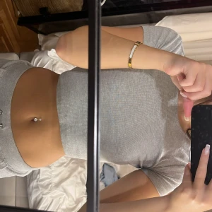 Grå ribbad croppad topp H&M Divided XS - Säljer en ljusgrå croppad topp från H&M Divided i storlek XS. T-shirten är ribbad, har rund halsringning och korta ärmar.