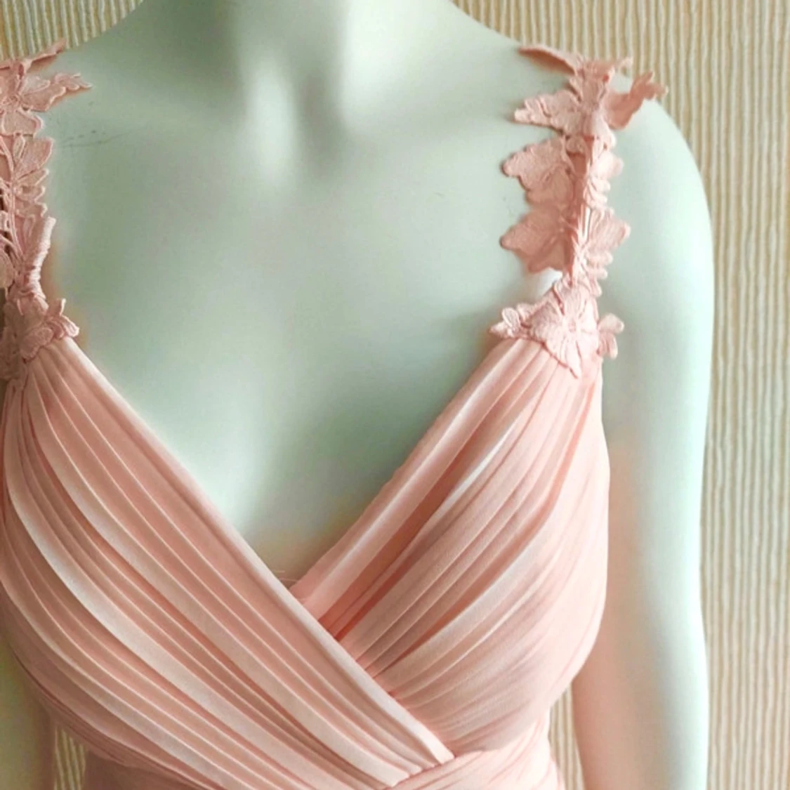 Ljusrosa plisserad  veckad klänning med spets v-neck - 1