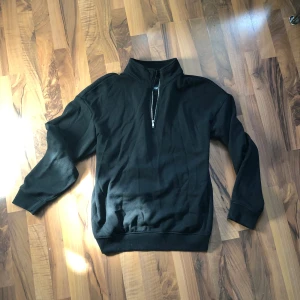 Svart halvzip tröja - Enkel och skön design med dragkedja.  Perfekt för lager-på-lager och passar till mycket. Väldigt sällan använd och är i mycket bra skick.