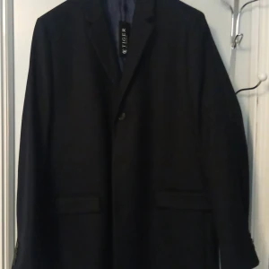 Tiger Of Sweden Kappa - Tja! Säljer då min helt nya Tiger Of Sweden Kappa som är i helt nytt skick med en underbar stil.  Säljer då jag inte gillar kappor och att den är för lång samt lite stor på mig.   Etiketten är på och priset på denna var 4995 kr och mitt pris på denna blir då 4000kr. Vid en snabbt och smidigt affär skulle jag kunna mötas direkt.   Bara att slå en pling vid frågor!  //MVH