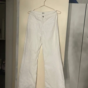 Vita  jeans  - Skickar endas via instabox! Fint skick