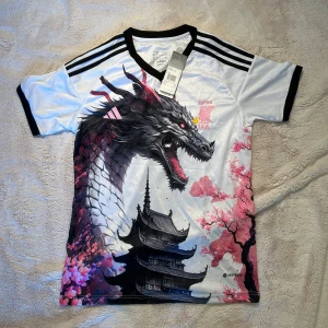 Jersey Japan - Fotbolls tröja från Japan i storlek S , prislapp finns kvar.    ✅skriv för mått, frågor eller mer bilder ✅