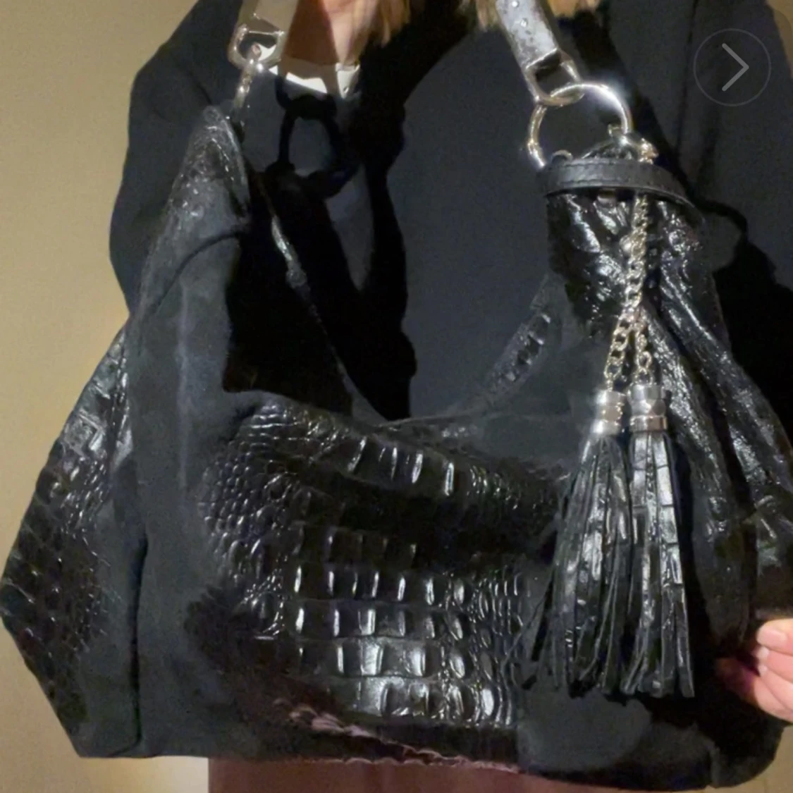 Svart axelväska i skinn med tofs - 1