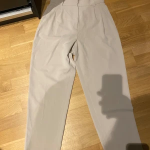 Beige byxor - Beige byxor i storlek M