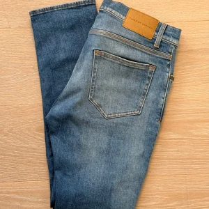 Tiger Of Sweden Jeans - Snygga tiger of Sweden jeans i blå tvätt. Sitter slim och är i väldigt bra skick. Hör av er vid eventuella frågor eller prisförslag!