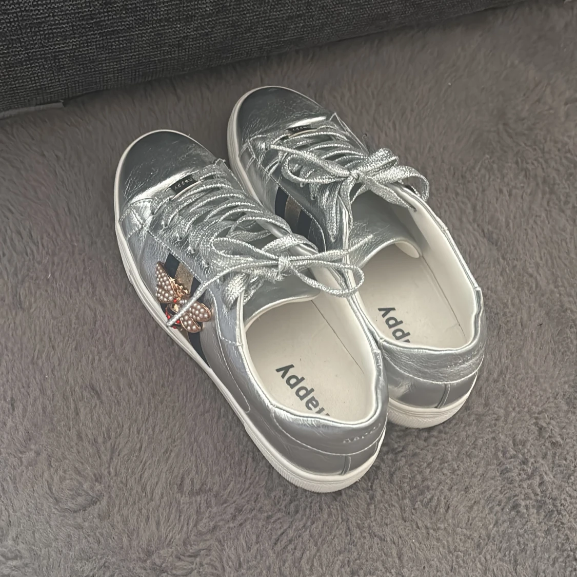 Silvriga sneakers med pärlbi - 3