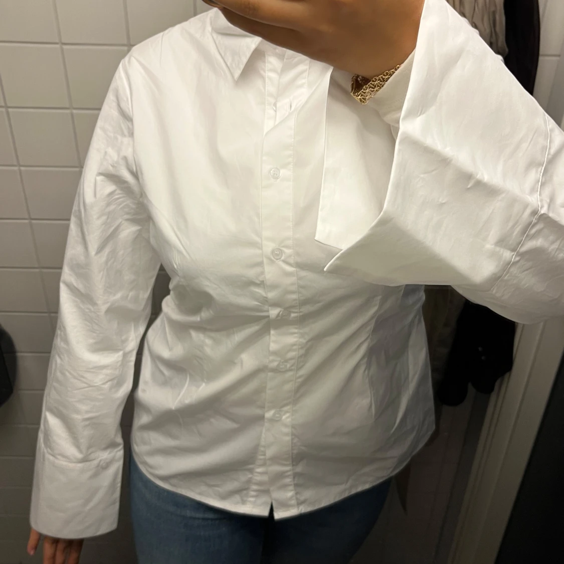 Vit skjorta med vida ärmar