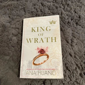 King of Wrath - En snygg och modern bok med en lyxig ring på omslaget, skriven av Ana Huang. Perfekt för dig som gillar romantik och spänning, och vill ha något som sticker ut i bokhyllan. Passar unga vuxna som söker en fängslande berättelse.