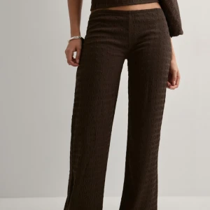 Nelly byxor bruna  - Säljer mina bruna låg midjade byxor då jag beställde dom och dom va för stora.. använda en gång! Har egna bilder också❤️