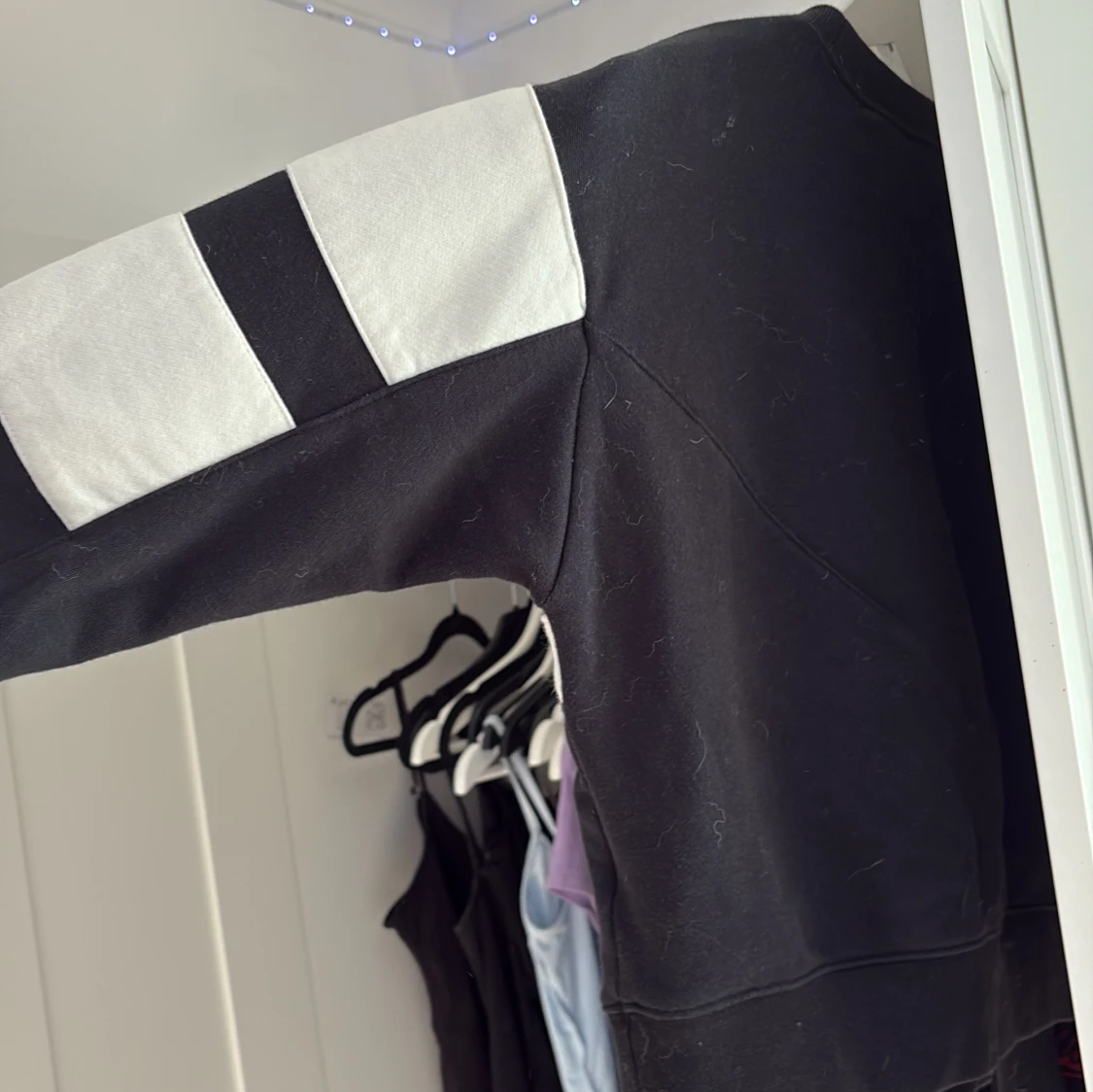 Svart och vit Adidas sweatshirt - 2