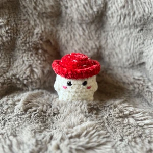 Virkad svamp  - Gullig virkad svamp till salu passar perfekt till bla dekoration! Den är ca 8 cm hög. Svampen har Säkerhetsögon som inte rekommenderas till barn under 3 år så ha detta i åtanke vid köp 💕