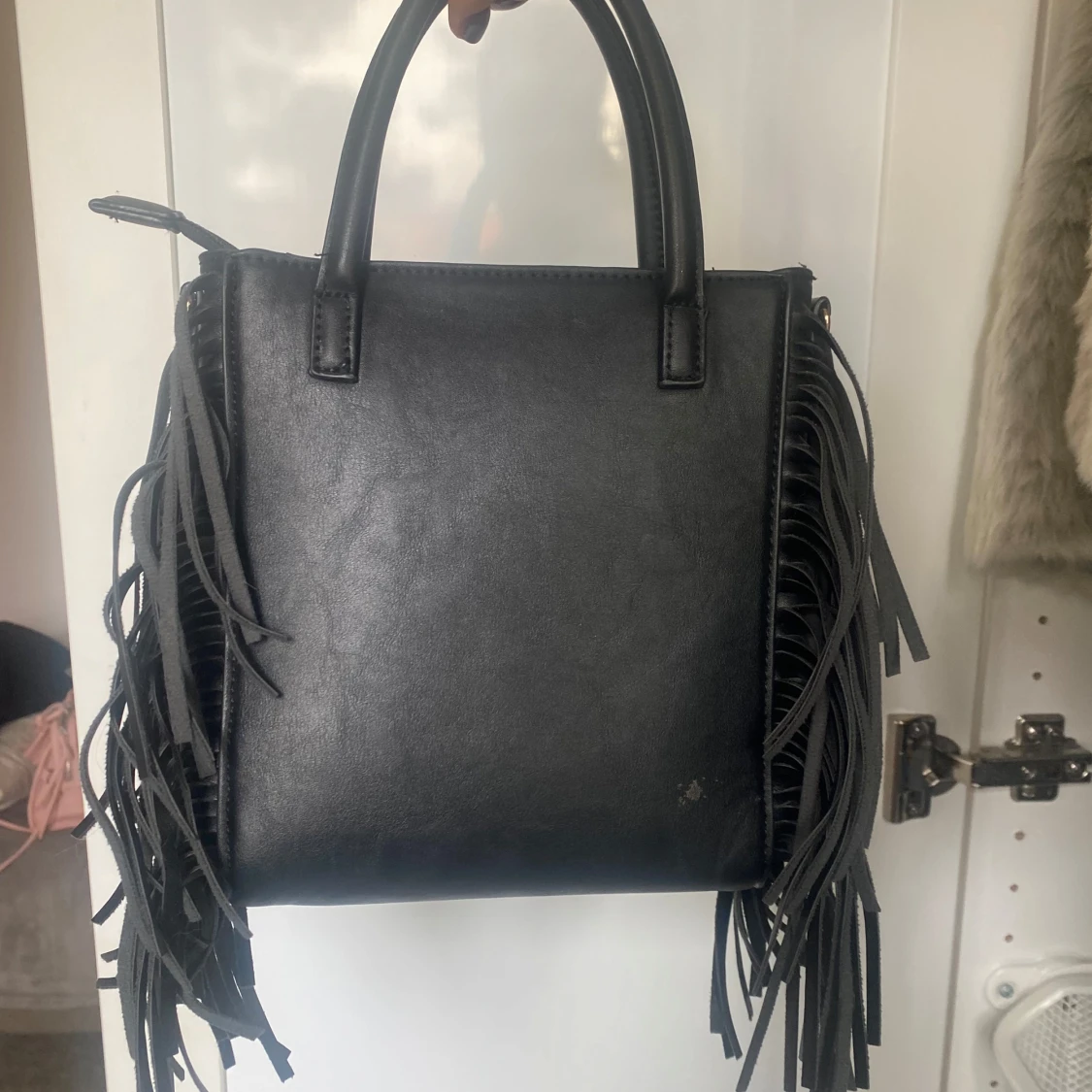 Svart handväska med fransar i skinn - 1