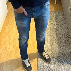 Replay Anbass Hyperflex Slim Fit Jeans med små slitningar - Replay Anbass Hyperflex Slim Fit Jeans med små slitningar | Storlek: 30/32, passar dig mellan 180-190 cm | Skick: 9/10, använda fåtal gånger | Bara att skriva vid funderingar✍️