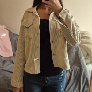 Beige kappa - Säljer min beigea kappa som ha blivit för liten. Köpt på shein och man kanske kan se har den blivit uppriven på ryggen, exakt på mitten. Men jag har sytt ihop rivningen, så det syns inte såå tydligt. Fler bilder kan skickas privat. Köparen står för frakt!