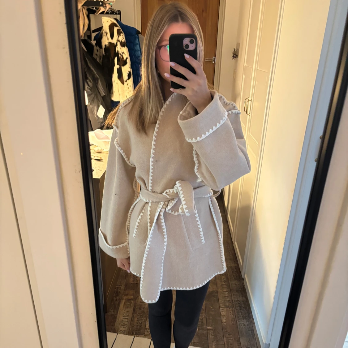 Beige kappa från Neo Noir med bälte - 1