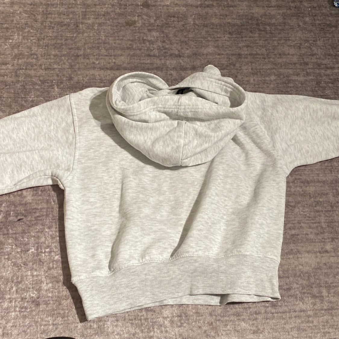 Ljusgrå hoodie från Divided med tryck - 1