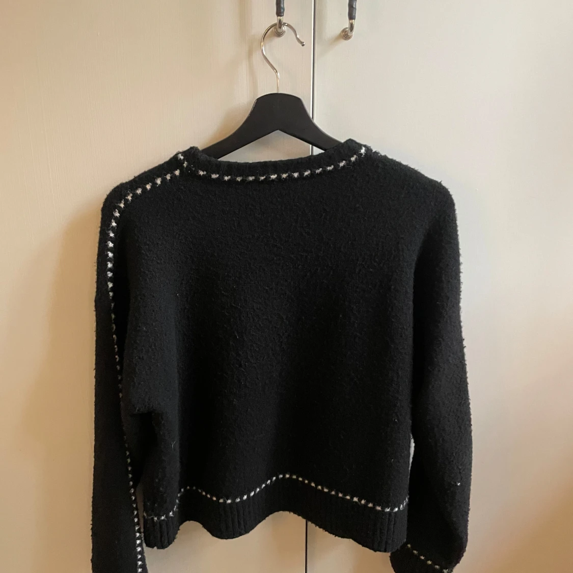 Svart tröja med stygn  - 2