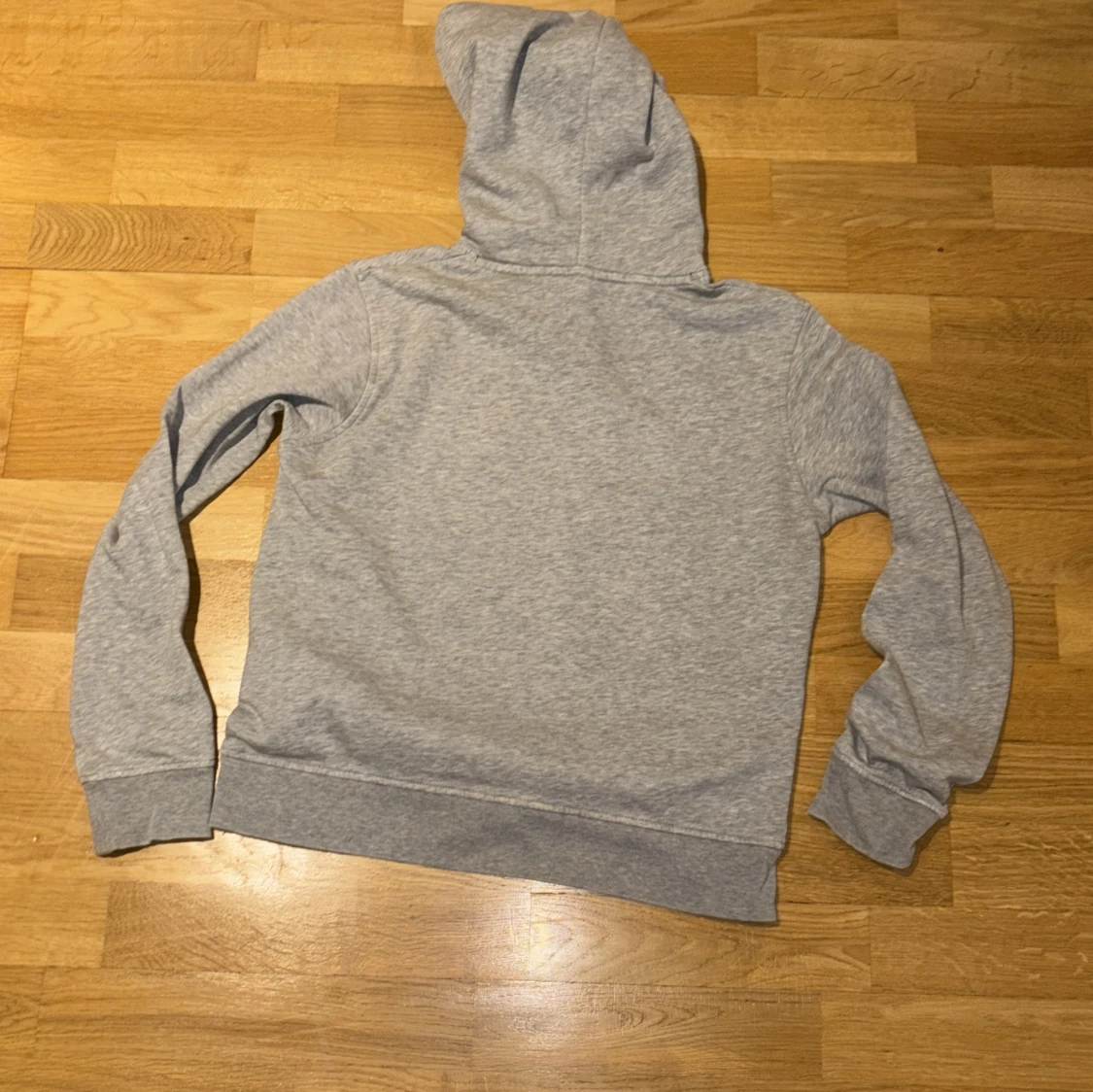 Grå hoodie från GANT  - 1