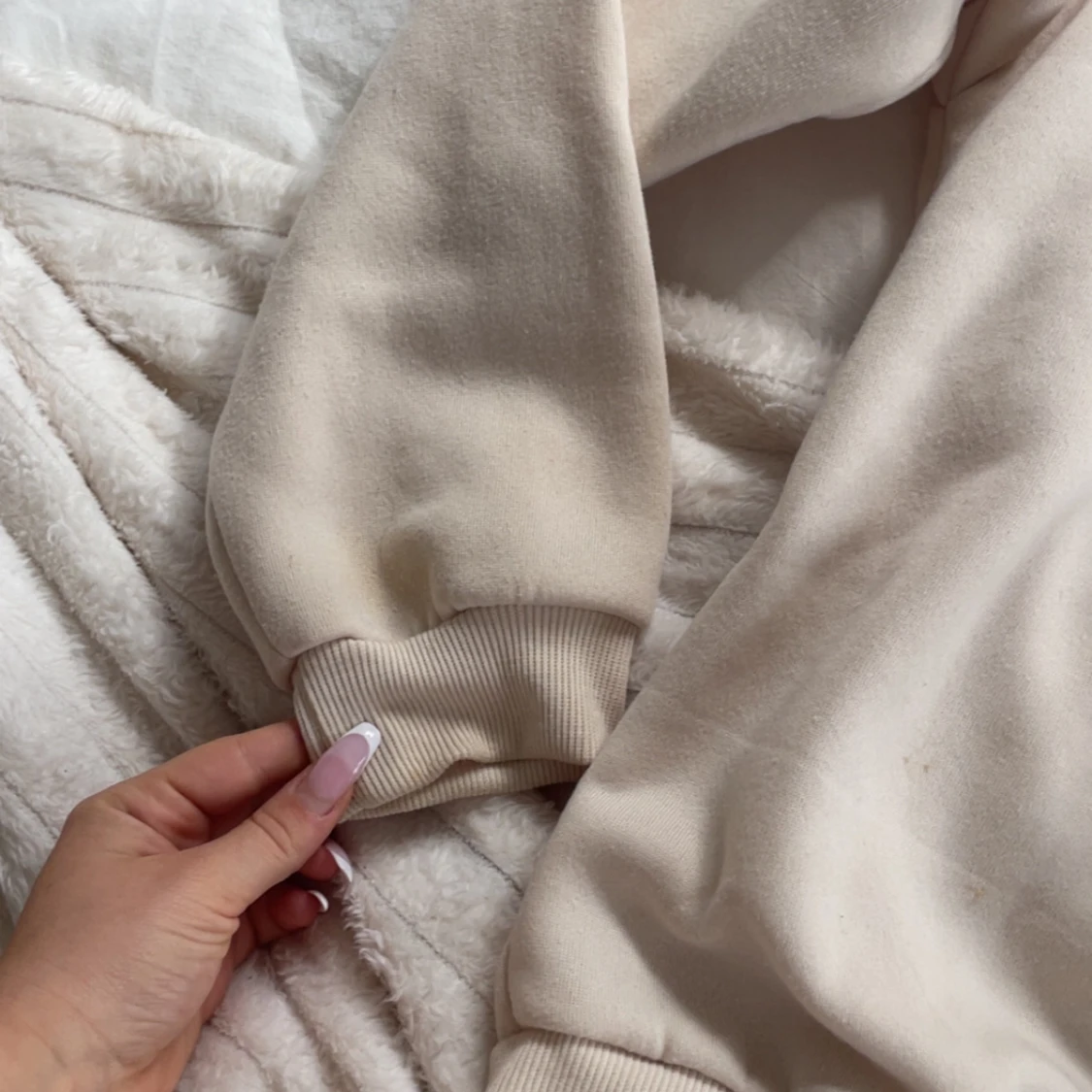 Beige hoodie med blått tryck - 2